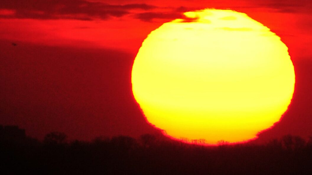 How are weather and climate different explained for everyone